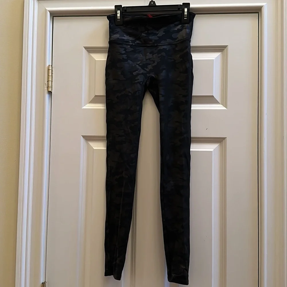 Spanx Faux Leather Camo Leggings Black SzS Like New